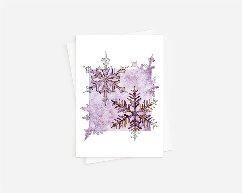 Illustration reproduction d'un dessin à l'aquarelle et encre noire de grands flocons de neige sur fond mauve format carte postale à envoyer ou encadrer