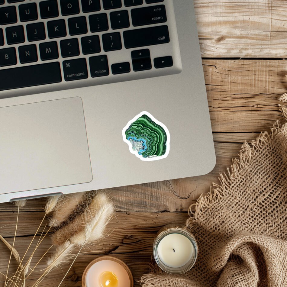Sticker autocollant dessin de minéral de collection malachite chrysocolle, réalisé à partir d'une peinture aquarelle originale collé sur PC