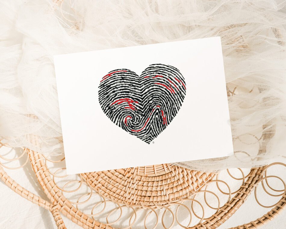Illustration reproduction d'une aquarelle représentant deux empreintes entrelacées pour célébrer l'amour et la st valentin format carte postale