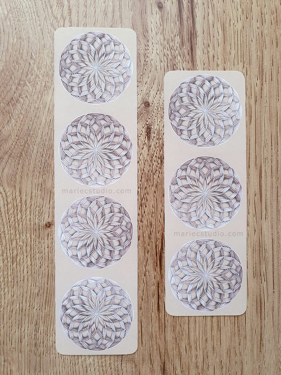 Deux formats différents de marque-pages réalisés à partir d'un dessin original de géométrie sacrée avec des rosaces géométriques avec un jeu d'ombres et de lumière