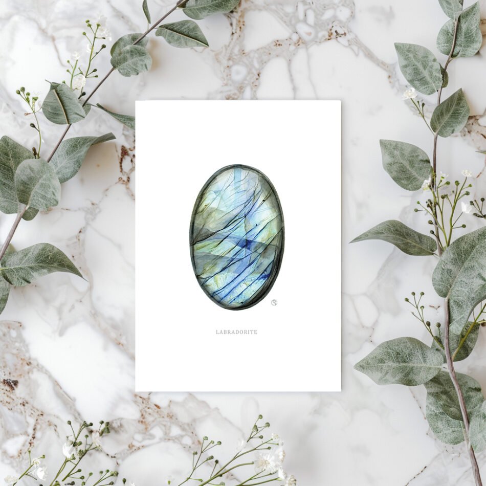 Carte postale représentant un minéral de collection, cabochon de labradorite sur fond marbre et eucalyptus