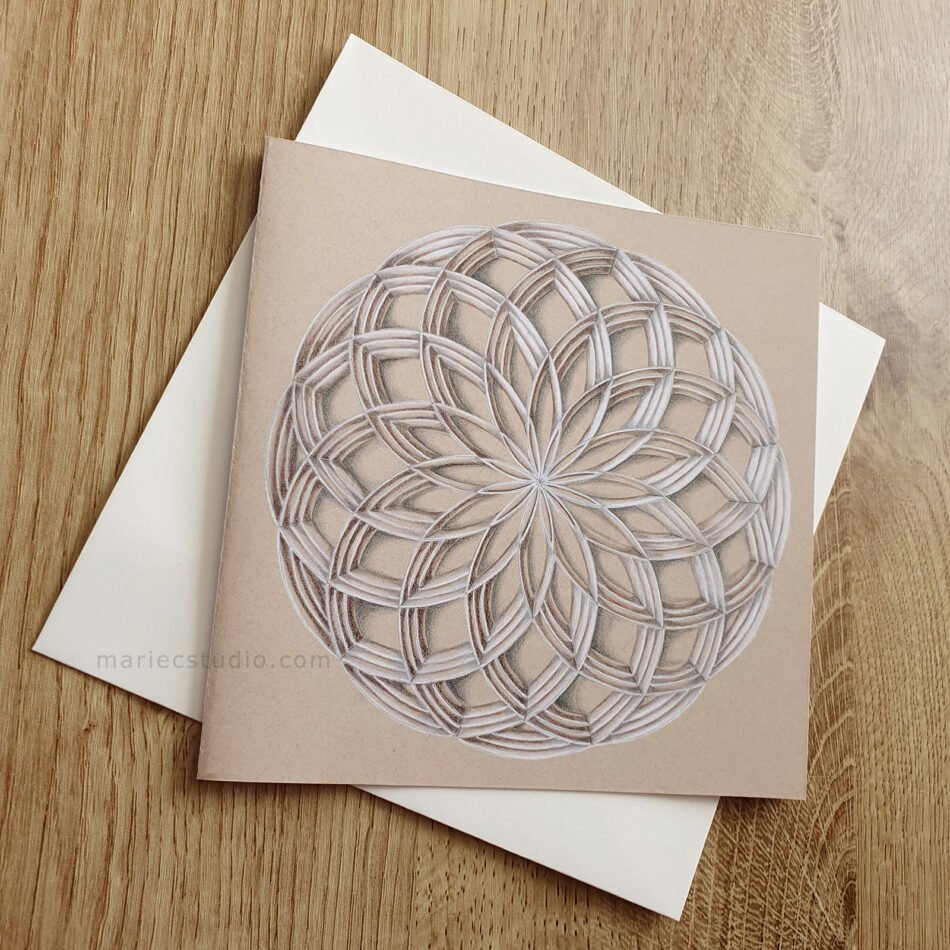 Carte double imprimée à partir d'un motif de géométrie sacrée réalisé aux crayons à esquisse et représentant des rosaces blanches et marron foncé avec un jeu d'ombre et de lumière