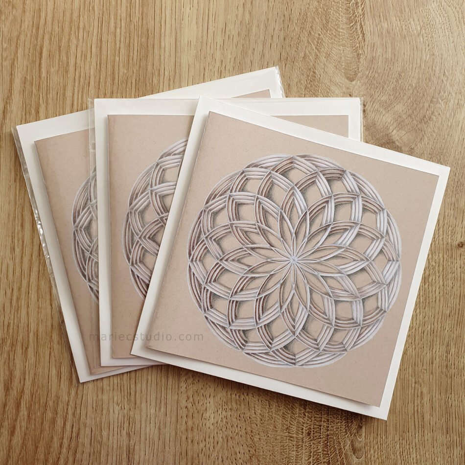 Ensemble de cartes doubles imprimées à partir d'un motif de géométrie sacrée réalisé aux crayons à esquisse et représentant des rosaces blanches et marron foncé avec un jeu d'ombre et de lumière