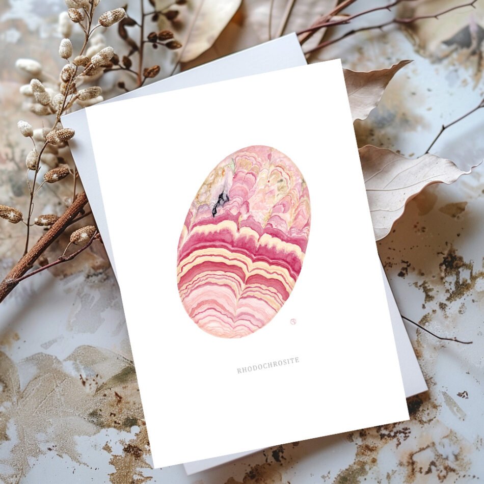 Carte postale représentant un minéral de collection, cabochon de rhodochrosite sur fond marbre et fleurs séchées