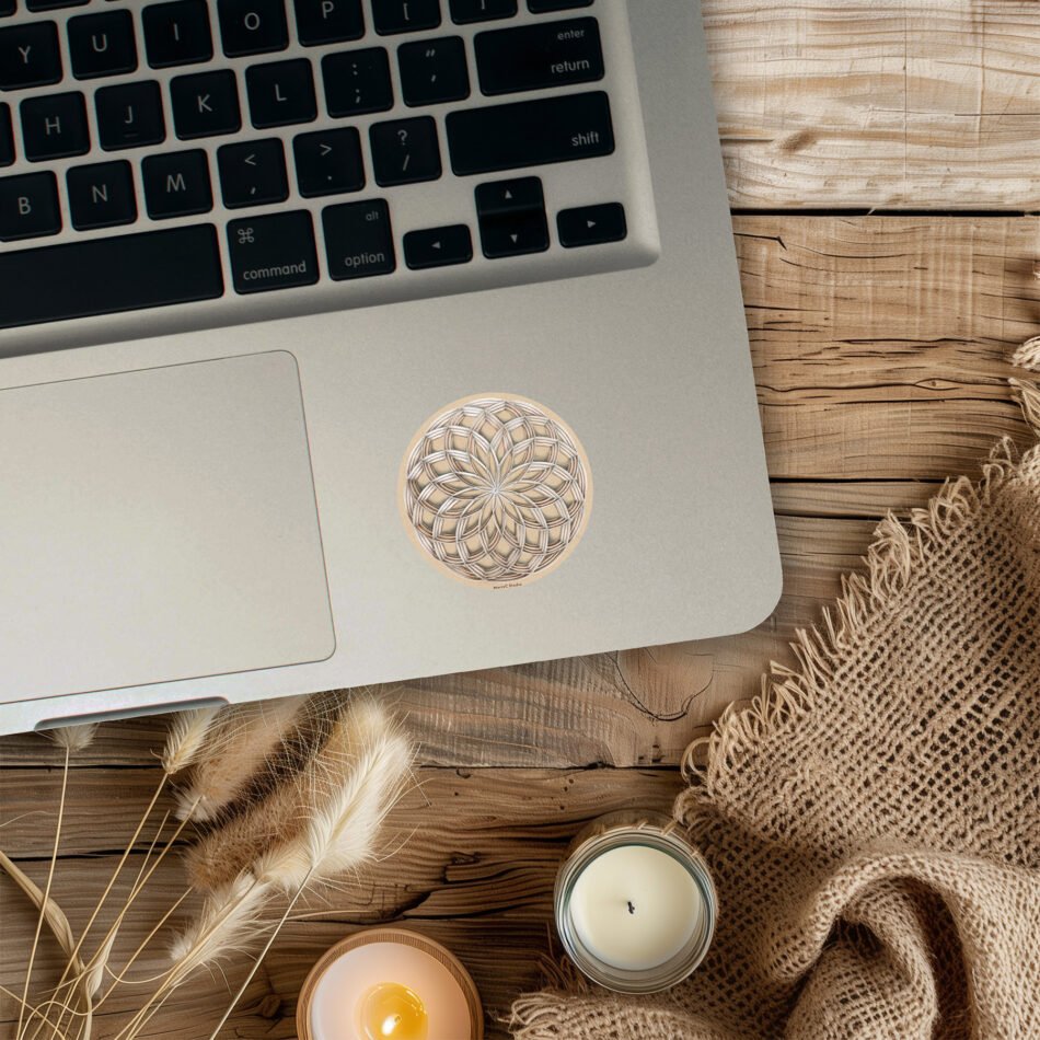 Sticker collé sur un PC portable, imprimé à partir d'un motif géométrique représentant des rosaces blanches et marron foncé avec un jeu d'ombre et de lumière