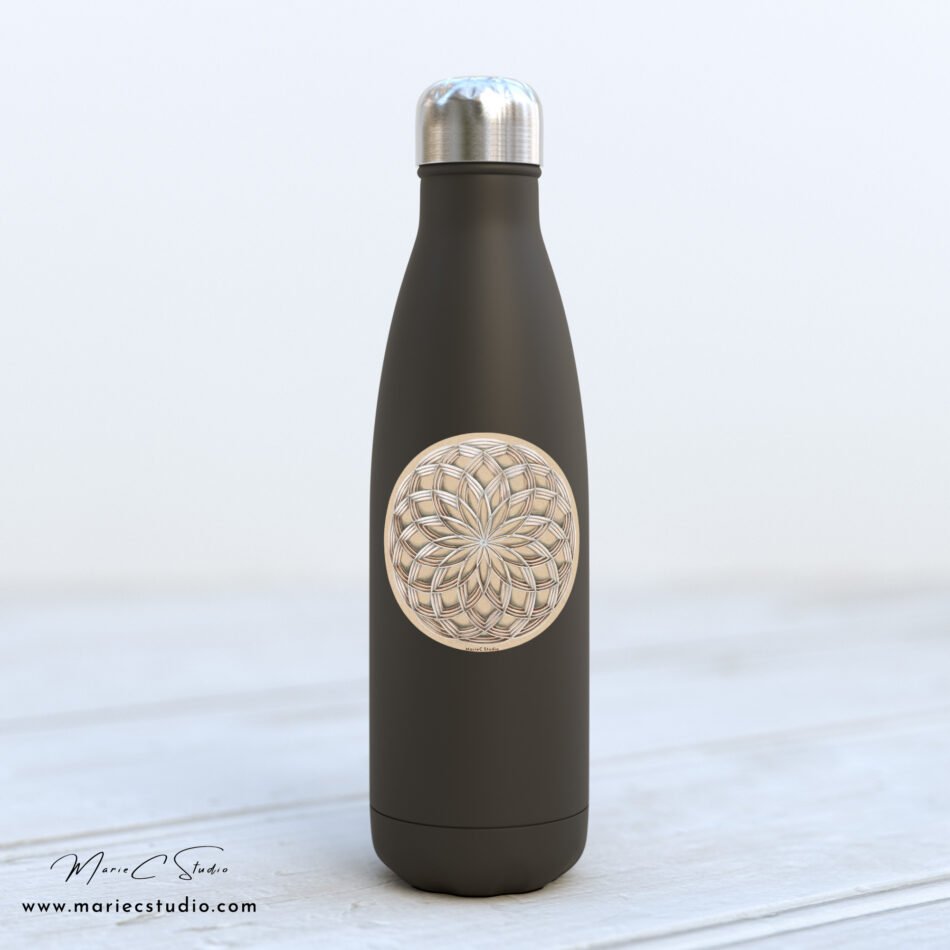 Sticker collé sur une gourde en métal, imprimé à partir d'un motif géométrique représentant des rosaces blanches et marron foncé avec un jeu d'ombre et de lumière