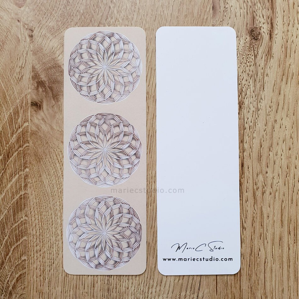 Recto-verso d'un marque page réalisé à partir d'un dessin original de géométrie sacrée avec des rosaces géométriques avec un jeu d'ombres et de lumière