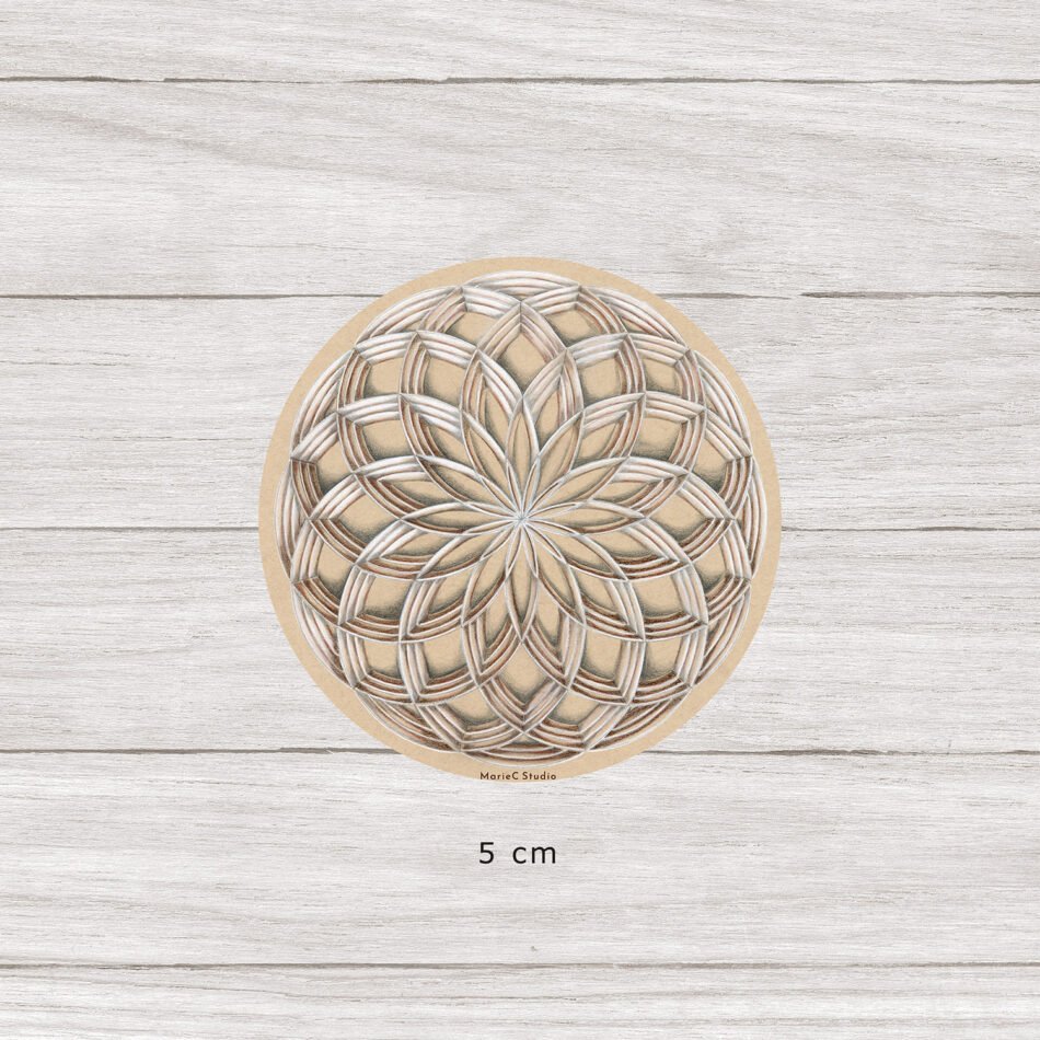 Sticker rond de 5 cm de diamètre, imprimé à partir d'un motif géométrique représentant des rosaces blanches et marron foncé avec un jeu d'ombre et de lumière