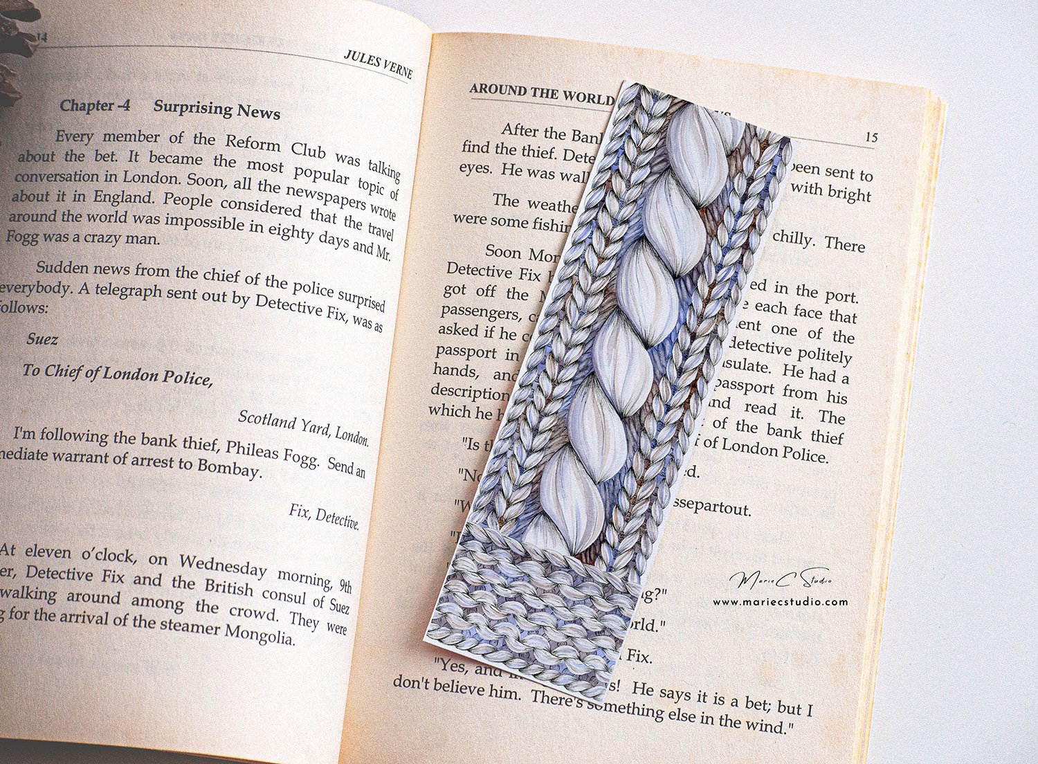 Marque-page Tricot 3 Marque-page décoré de points de tricot dessinés à l'aquarelle et à l'encre, présenté dans un livre ouvert