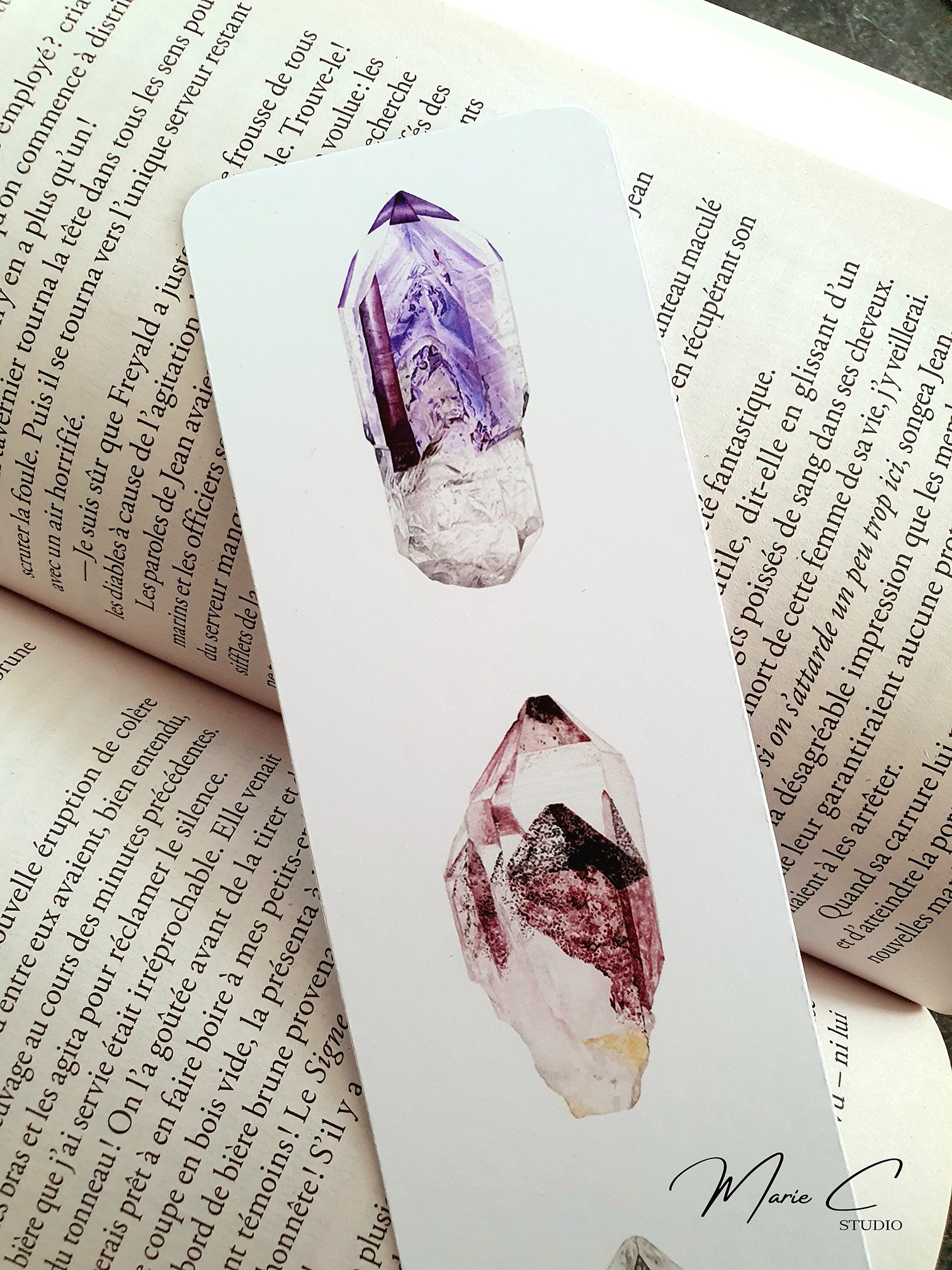 Marque-page quartz fantôme 3 Détail d'un marque-page illustré de quartz fantôme Améthyste de Brandberg et quartz à inclusions d'hématite