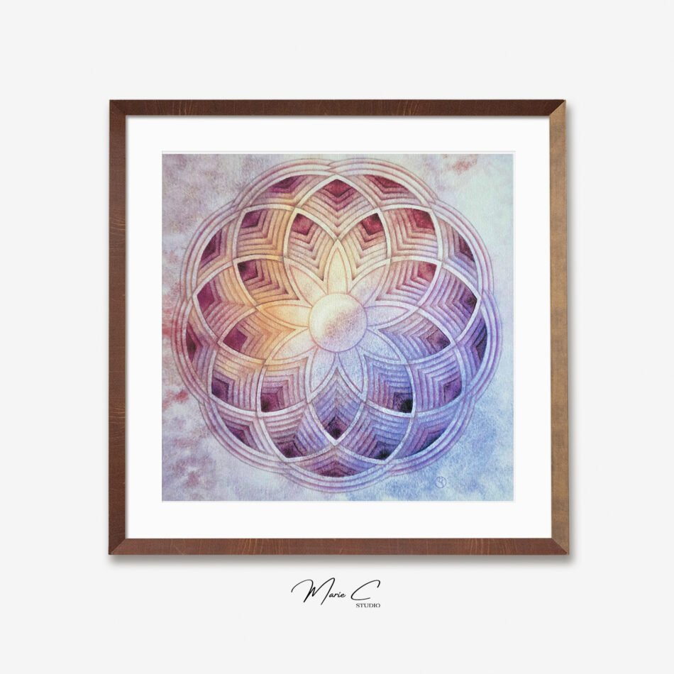 Reproduction en tirage d'art d'une construction géométrique de cercles entrelacés évoquant une fleur de lotus, et peinte à l'aquarelle dans des tons de saumon, rose, mauve et violet avec jeu d'ombres et de lumière, présentée encadrée