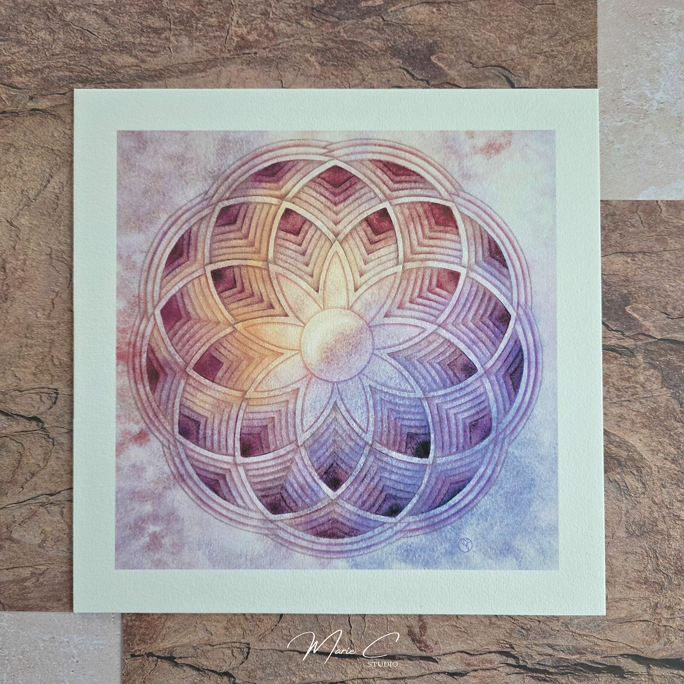 Rosace fleur de lotus 2 Reproduction en tirage d'art d'une construction géométrique de cercles entrelacés évoquant une fleur de lotus, et peinte à l'aquarelle dans des tons de saumon, rose, mauve et violet avec jeu d'ombres et de lumière, peinte par mariecstudio